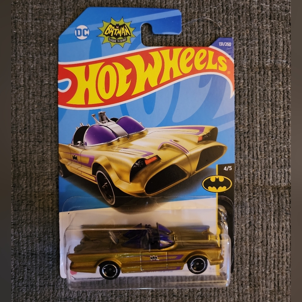 🆕️ 3/30 Hot Wheels Gold TV Series Batmobile 4/5